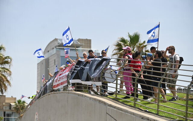Des manifestants protestent contre la réforme judiciaire israélienne, devant la réunion du conseil d'administration de l'Agence juive pour Israël à Tel Aviv, Israël, le 23 avril 2023. (Crédit : Canaan Lidor/Times of Israel) Des manifestants protestent contre la réforme judiciaire israélienne, devant la réunion du conseil d'administration de l'Agence juive pour Israël à Tel Aviv, Israël, le 23 avril 2023. (Crédit : Canaan Lidor/Times of Israel)