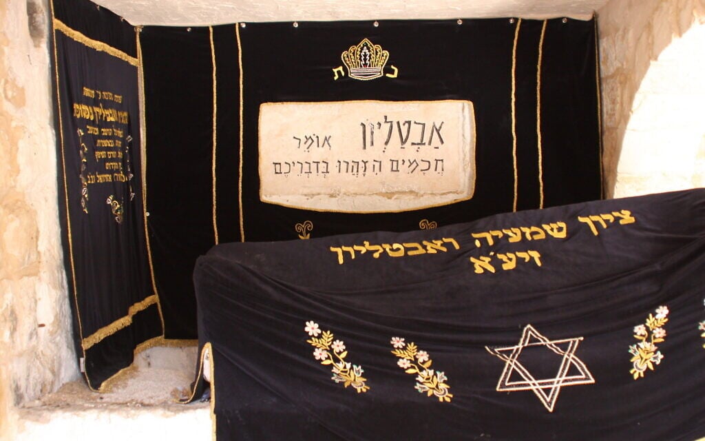 Sur la tombe d'Avtalion, une tapisserie ornée d'une citation en hébreu qui lui est attribuée, dont la traduction anglaise est : "Avtalion dit que les érudits doivent faire attention à leurs mots", à Gush Halav en Galilée. (Crédit : Shmuel Bar-Am)