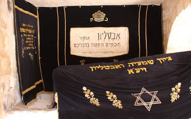 Sur la tombe d'Avtalion, une tapisserie ornée d'une citation en hébreu qui lui est attribuée, dont la traduction anglaise est : "Avtalion dit que les érudits doivent faire attention à leurs mots", à Gush Halav en Galilée. (Crédit : Shmuel Bar-Am)