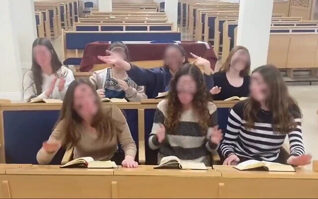 Des lycéennes dans un sketch de Pourim se moquant des Juifs mizrahim, du lycée pour filles Horev, à Jérusalem. (Crédit : Capture d'écran ; utilisée conformément à l'article 27a de la loi sur le droit d'auteur) Des lycéennes dans un sketch de Pourim se moquant des Juifs mizrahim, du lycée pour filles Horev, à Jérusalem. (Crédit : Capture d'écran ; utilisée conformément à l'article 27a de la loi sur le droit d'auteur)