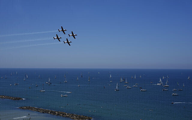 Illustration - Des avions de chasse israéliens se produisent lors d'un spectacle aérien marquant le 75e jour de l'indépendance du pays au-dessus de voiliers dans la mer Méditerranée à Tel Aviv, Israël, le 26 avril 2023. (Crédit : Ariel Schalit/AP) Illustration - Des avions de chasse israéliens se produisent lors d'un spectacle aérien marquant le 75e jour de l'indépendance du pays au-dessus de voiliers dans la mer Méditerranée à Tel Aviv, Israël, le 26 avril 2023. (Crédit : Ariel Schalit/AP)