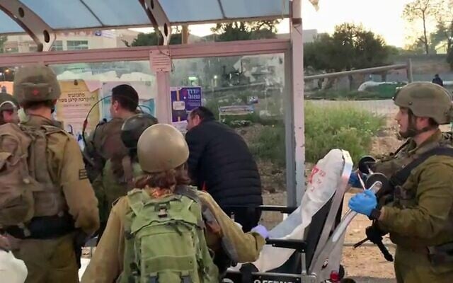 La scène d'une attaque au couteau au carrefour de Gush Etzion en Cisjordanie, le 17 avril 2023. (Capture d'écran : Twitter; used in accordance with Clause 27a of the Copyright Law)