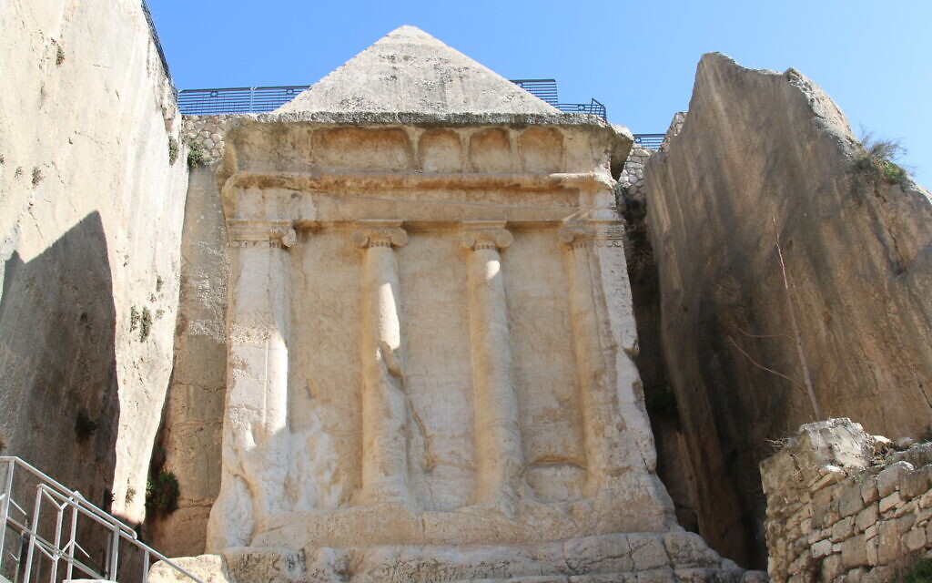 La tombe du prophète Zacharie dans la vallée du Kidron. (Crédit : Shmuel Bar-Am)
