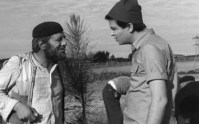 Chaïm Topol, à gauche, dans le film d'Efraïm Kishon "Sallah Shabati" (1964), désormais disponible pour une somme modique à partir des Archives de la Cinémathèque de Jérusalem, jusqu'en mai 2023. (Crédit : United King Films) Chaïm Topol, à gauche, dans le film d'Efraïm Kishon "Sallah Shabati" (1964), désormais disponible pour une somme modique à partir des Archives de la Cinémathèque de Jérusalem, jusqu'en mai 2023. (Crédit : United King Films)