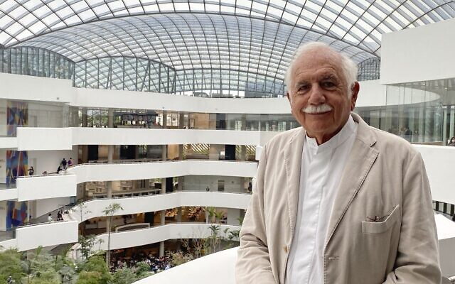 Moshe Safdie au centre d'éducation et de recherche Albert Einstein à Sao Paolo, au Brésil, en 2022. (Crédit : Safdie Architects)