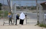 Des Palestiniens en train de traverser au point de passage d'Erez avec Israël près de Beit Hanun dans le nord de la Bande de Gaza, le 27 août 2018. (Crédit : AFP Photo/Mahmud Hams)