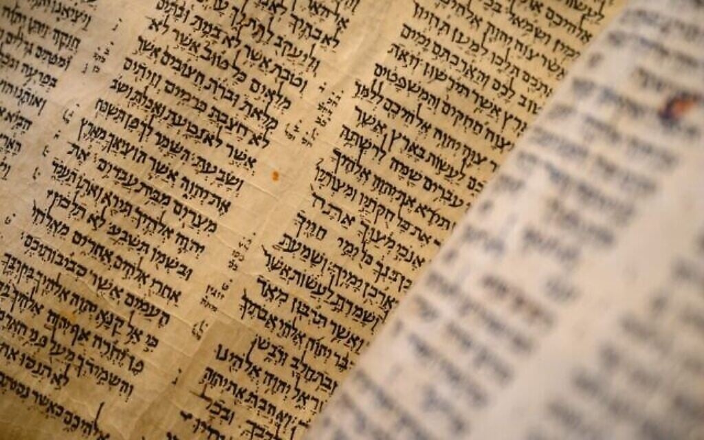 La bible « Codex Sassoon » exposée chez Sotheby’s à New York, le 15 février 2023. (Crédit : Ed Jones/AFP) La bible « Codex Sassoon » exposée chez Sotheby’s à New York, le 15 février 2023. (Crédit : Ed Jones/AFP)