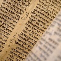 La bible « Codex Sassoon » exposée chez Sotheby’s à New York, le 15 février 2023. (Crédit : Ed Jones/AFP)