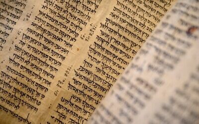 La bible « Codex Sassoon » exposée chez Sotheby’s à New York, le 15 février 2023. (Crédit : Ed Jones/AFP)