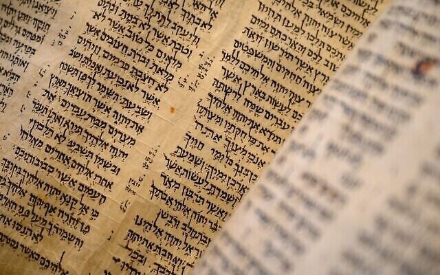 La bible « Codex Sassoon » exposée chez Sotheby’s à New York, le 15 février 2023. (Crédit : Ed Jones/AFP)