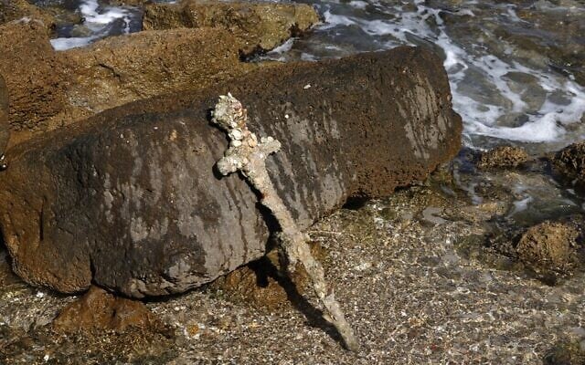 Une photo prise le 19 octobre 2021 montre une ancienne épée d'un mètre de long qui, selon les experts, date de l'époque des croisades et aurait appartenu à un croisé. Elle a été exposée sur la plage de Césarée, quelques jours après avoir été découverte par un plongeur local. (Crédit : Jack Guez/AFP)