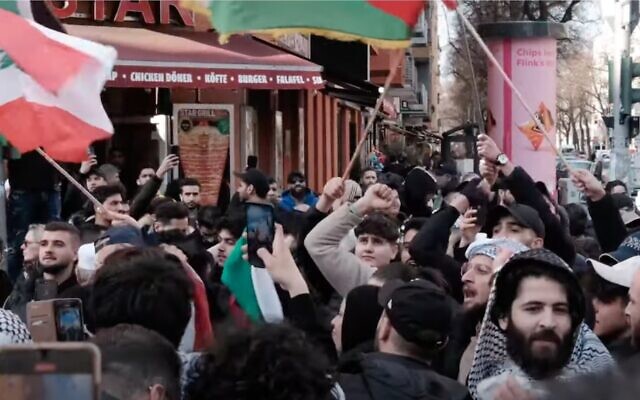 Vidéo d'un rassemblement contre Israël à Berlin, téléchargée sur YouTube le 9 avril 2023. (Crédit : Capture d'écran/YouTube) Vidéo d'un rassemblement contre Israël à Berlin, téléchargée sur YouTube le 9 avril 2023. (Crédit : Capture d'écran/YouTube)