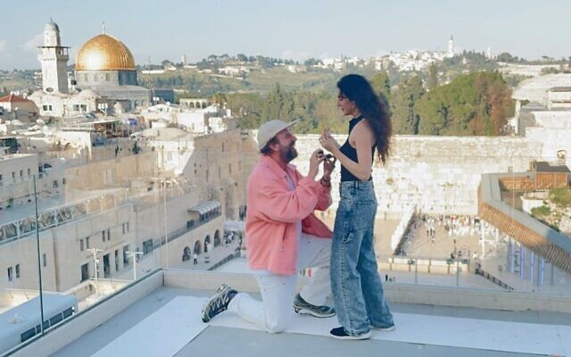 L'acteur Brett Gelman a demandé en mariage sa petite amie de longue date, la musicienne Ari Dayan, à Jérusalem le mois dernier. (Crédit : Capture d'écran via Instagram/JTA) L'acteur Brett Gelman a demandé en mariage sa petite amie de longue date, la musicienne Ari Dayan, à Jérusalem le mois dernier. (Crédit : Capture d'écran via Instagram/JTA)