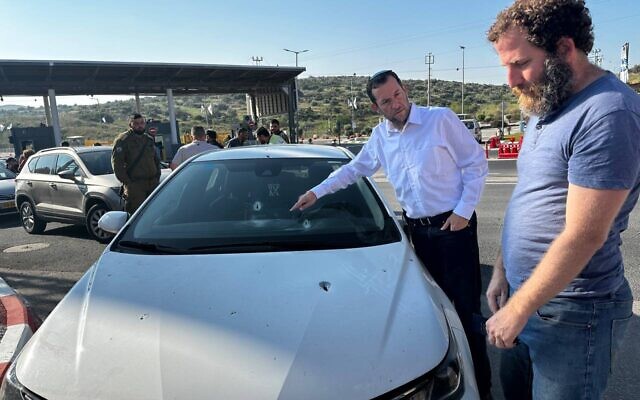 Le président du Conseil régional de Samarie, Yossi Dagan, inspectant les dommages causés à une voiture appartenant à un Israélien à la suite d'une fusillade près d'Avnei Hefetz dans le nord de la Cisjordanie, le 2 mai 2023. (Crédit : Sergei Kamshev/Conseil régional de Samarie) Le président du Conseil régional de Samarie, Yossi Dagan, inspectant les dommages causés à une voiture appartenant à un Israélien à la suite d'une fusillade près d'Avnei Hefetz dans le nord de la Cisjordanie, le 2 mai 2023. (Crédit : Sergei Kamshev/Conseil régional de Samarie)