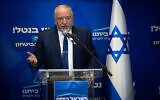 Le président du parti Yisrael Beytenu, Avigdor Liberman, s'exprimant lors d'une réunion de sa faction à la Knesset, à Jérusalem, le 1er mai 2023. (Crédit : Yonatan Sindel/Flash90)