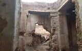 L'intérieur, avant le début des fouilles, de la synagogue Tamanart, au Maroc, en novembre 2021. (Crédit : Autorisation d'Orit Ouaknine-Yekutieli/Yuval Yekutieli)