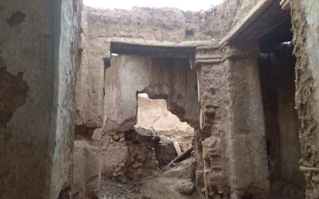 L'intérieur, avant le début des fouilles, de la synagogue Tamanart, au Maroc, en novembre 2021. (Crédit : Autorisation d'Orit Ouaknine-Yekutieli/Yuval Yekutieli)