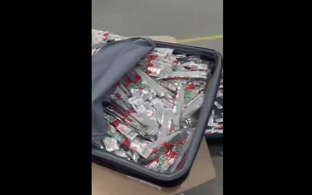 Les autorités douanières israéliennes découvrent des valises remplies de centaines de Fruit Roll-up à l'aéroport international Ben Gurion. (Crédit : Capture d'écran/Twitter, utilisée conformément à la clause 27a de la loi sur les droits d'auteur) Les autorités douanières israéliennes découvrent des valises remplies de centaines de Fruit Roll-up à l'aéroport international Ben Gurion. (Crédit : Capture d'écran/Twitter, utilisée conformément à la clause 27a de la loi sur les droits d'auteur)