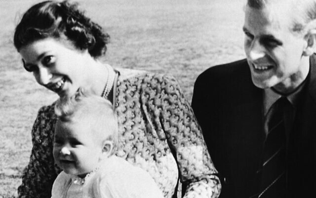 Le prince Charles, devant à gauche, fils de huit mois de la princesse Elizabeth d'Angleterre, à gauche, et du duc d'Édimbourg, pose pour l'appareil photo avec sa mère sous le regard de son père, le 18 juillet 1949, à Ascot, en Angleterre. La photo a été prise sur la lande de Windlesham, leur résidence d'été. (Crédit : AP Photo) Le prince Charles, devant à gauche, fils de huit mois de la princesse Elizabeth d'Angleterre, à gauche, et du duc d'Édimbourg, pose pour l'appareil photo avec sa mère sous le regard de son père, le 18 juillet 1949, à Ascot, en Angleterre. La photo a été prise sur la lande de Windlesham, leur résidence d'été. (Crédit : AP Photo)