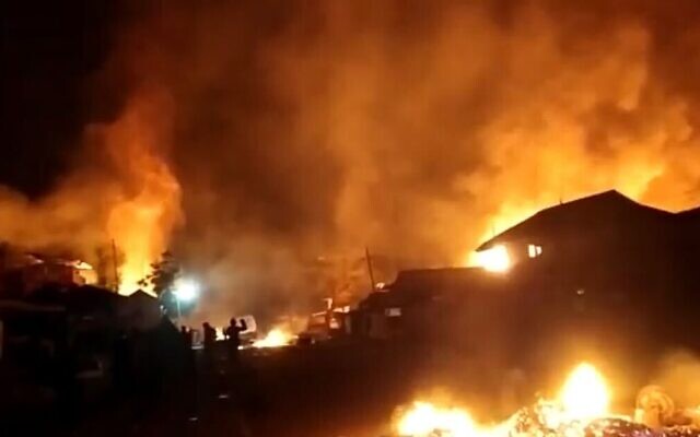 Des maisons et des commerces incendiés dans l'État de Manipur, dans le nord-est de l'Inde, après des affrontements entre communautés ethniques et religieuses, le 3 mai 2023. (Crédit : Capture d'écran de la vidéo Twitter : utilisée conformément à l'article 27a de la loi sur le droit d'auteur) Des maisons et des commerces incendiés dans l'État de Manipur, dans le nord-est de l'Inde, après des affrontements entre communautés ethniques et religieuses, le 3 mai 2023. (Crédit : Capture d'écran de la vidéo Twitter : utilisée conformément à l'article 27a de la loi sur le droit d'auteur)