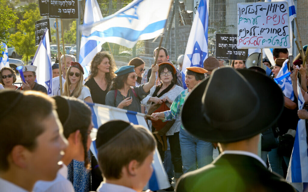 Des Israéliens participent à une manifestation contre les exemptions de service militaire pour les étudiants ultra-orthodoxes des yeshivas et la réforme judiciaire prévue par le gouvernement, devant la yeshiva Kol Torah à Jérusalem, le 4 mai 2023. (Crédit : Noam Revkin Fenton/Flash90) Des Israéliens participent à une manifestation contre les exemptions de service militaire pour les étudiants ultra-orthodoxes des yeshivas et la réforme judiciaire prévue par le gouvernement, devant la yeshiva Kol Torah à Jérusalem, le 4 mai 2023. (Crédit : Noam Revkin Fenton/Flash90)