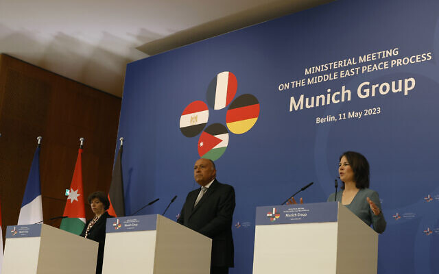 Le ministre égyptien des Affaires étrangères Sameh Shoukry s'adresse à une conférence de presse conjointe pour commenter la réunion ministérielle sur le processus de paix au Moyen-Orient, le 11 mai 2023 au ministère des Affaires étrangères à Berlin. (Crédit : Odd ANDERSEN /AFP)