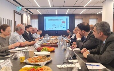 La mission des services du FMI en Israël dirigée par Miguel Segoviano présente le rapport initial sur le pays au gouverneur de la Banque d'Israël, Amir Yaron, et au ministre des Finances, Bezalel Smotrich, le 10 mai 2023. (Crédit : Bureau du porte-parole du ministère des finances)