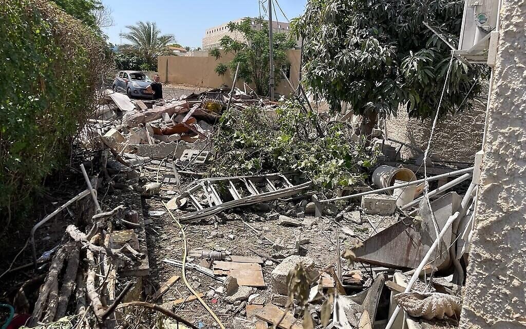 Une maison détruite la veille par une roquette palestinienne du Jihad islamique, Ashkelon, 11 mai 2023 (Crédit : Carrie Keller-Lynn/The Times of Israel)