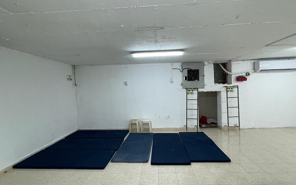 Matelas dans les abris publics d'Ashkelon pendant l'opération Bouclier et Flèche, 11 mai 2023 (Crédit : Carrie Keller-Lynn/The Times of Israel)
