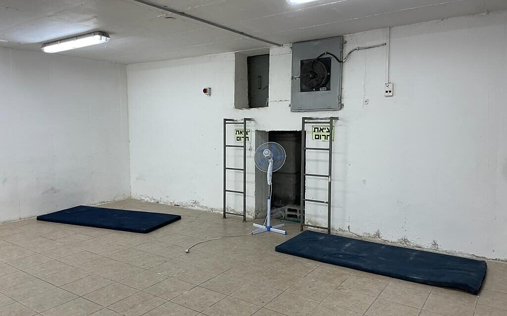 Matelas dans les abris publics d'Ashkelon pendant l'opération Bouclier et Flèche, 11 mai 2023 (Crédit : Carrie Keller-Lynn/The Times of Israel)