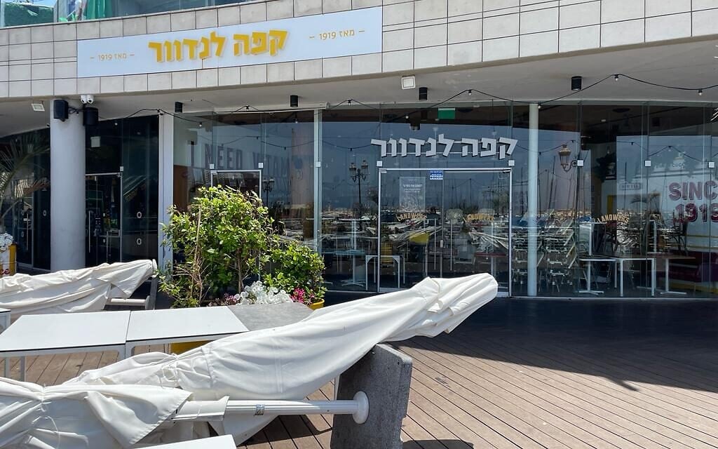 Les vitrines vides du port de plaisance d'Ashkelon, à la lumière de l'opération Bouclier et Flèche, le 11 mai 2023 (Crédit : Carrie Keller-Lynn/The Times of Israel)