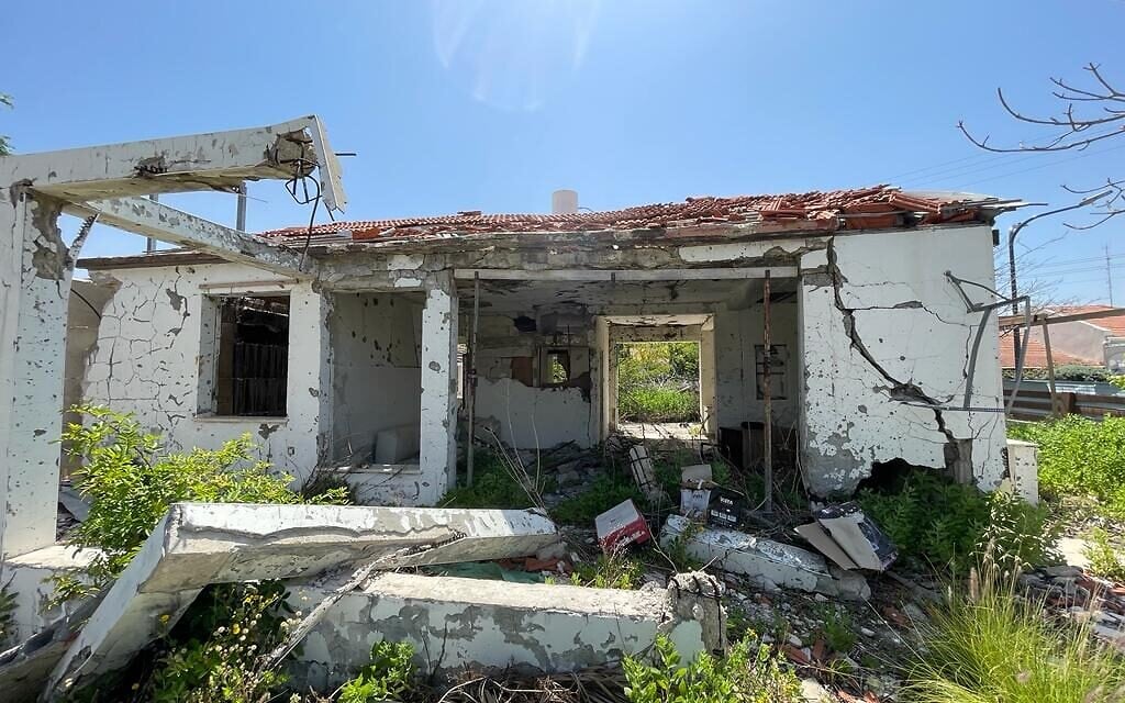 Une maison détruite par une attaque à la roquette à Ashkelon, le 11 mai 2023 (Crédit : Carrie Keller-Lynn/The Times of Israel)