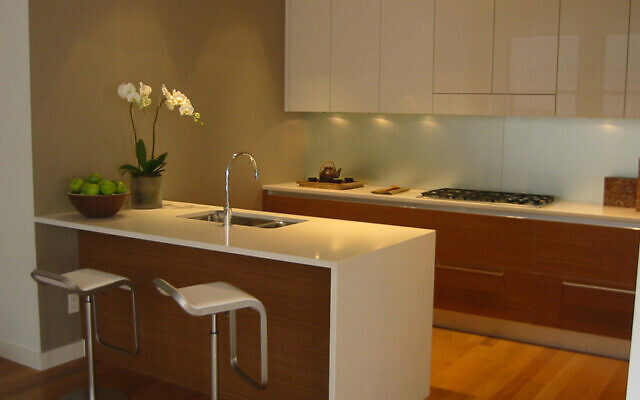 Comptoirs de cuisine recouverts de Caesarstone (Crédit : Autorisation/Caesarstone)