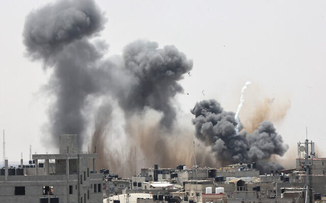 De la fumée s’élèvant au-dessus des bâtiments de Rafah, dans le sud de la Bande de Gaza, après une frappe israélienne, le 12 mai 2023. (Crédit : Said Khatib/AFP)