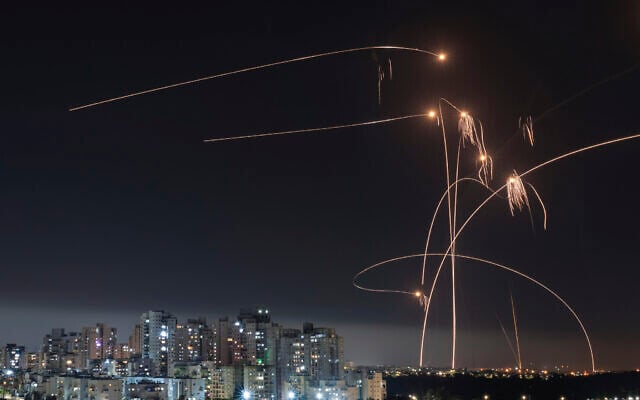Le système de défense antimissile Iron Dome tire des intercepteurs sur des roquettes lancées depuis la bande de Gaza, à Ashkelon, le 11 mai 2023. (Crédit : Tsafrir Abayov/AP) Le système de défense antimissile Iron Dome tire des intercepteurs sur des roquettes lancées depuis la bande de Gaza, à Ashkelon, le 11 mai 2023. (Crédit : Tsafrir Abayov/AP)