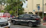 La scène d'un meurtre présumé d'une femme d'une cinquantaine d'années dans son appartement dans la ville du centre de Rishon Lezion, le 12 mai 2023. (Crédit : Porte-parole du Magen David Adom)