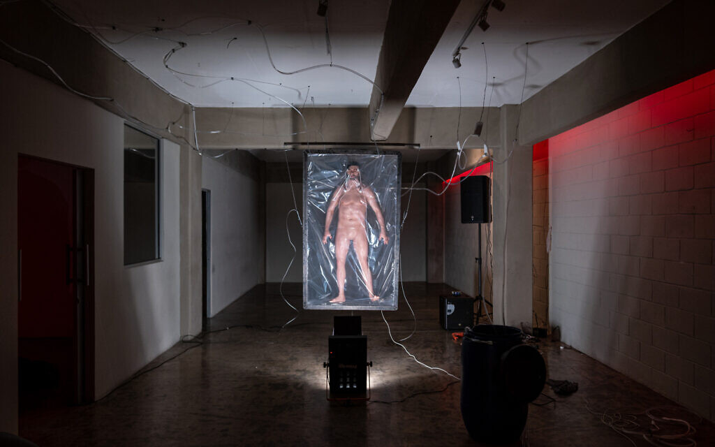 "Better Chemicals", une installation du créateur de mode et artiste Akiva Alpert. (Crédit : Autorisation)