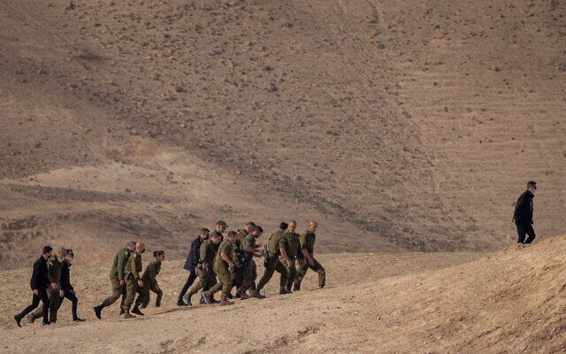 Le chef d'état-major de Tsahal de l'époque, Aviv Kohavi, Ofer Winter et des officiers de l'armée israélienne inspectent la zone où deux officiers de l'unité de commando Egoz ont été tués dans un accident de tir ami à l'extérieur d'une base le 13 janvier 2022. (Crédit : Yonatan Sindel/Flash90) Le chef d'état-major de Tsahal de l'époque, Aviv Kohavi, Ofer Winter et des officiers de l'armée israélienne inspectent la zone où deux officiers de l'unité de commando Egoz ont été tués dans un accident de tir ami à l'extérieur d'une base le 13 janvier 2022. (Crédit : Yonatan Sindel/Flash90)
