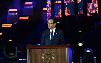 Le président Isaac Herzog s'exprime lors d'une cérémonie d'État marquant le Jour de Jérusalem à Ammunition Hill dans la capitale, le 18 mai 2023. (Crédit : Haim Zach/GPO)