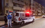 Illustration : La police sur les lieux d'un homicide domestique présumé à Ashdod, le 21 février 2023. (Crédit : Flash90)