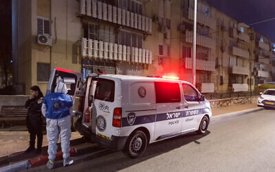 Illustration : La police sur les lieux d'un homicide domestique présumé à Ashdod, le 21 février 2023. (Crédit : Flash90)