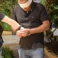 Un suspect arrêté lors d'un raid visant un racket de protection dans le nord d'Israël, le 22 mai 2023. Illustration (Crédit : Police israélienne)