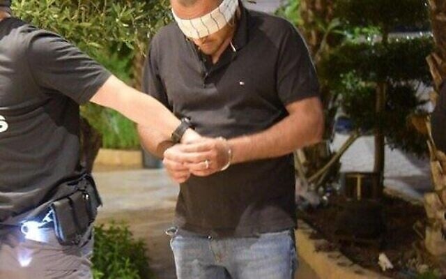 Un suspect arrêté lors d'un raid visant un racket de protection dans le nord d'Israël, le 22 mai 2023. Illustration (Crédit : Police israélienne) Un suspect arrêté lors d'un raid visant un racket de protection dans le nord d'Israël, le 22 mai 2023. Illustration (Crédit : Police israélienne)