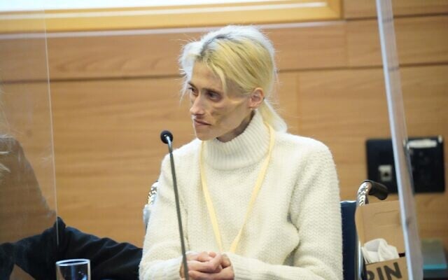 L'ancien mannequin Karin Bauman s'exprime lors d'une audition de la commission de la Santé de la Knesset le 25 janvier 2022. (Crédit : Dani Shem-Tov/Knesset) L'ancien mannequin Karin Bauman s'exprime lors d'une audition de la commission de la Santé de la Knesset le 25 janvier 2022. (Crédit : Dani Shem-Tov/Knesset)