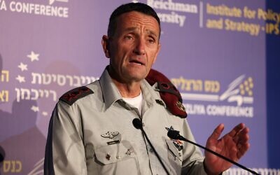 Le chef de Tsahal, le lieutenant-général Herzi Halevi, s'exprime lors d'une conférence organisée par l’Institute for Policy and Strategy de l'université Reichman à Herzliya, le 23 mai 2023 (Crédit : Gilad Kavalerchik)