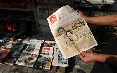 Un exemplaire du journal Hammihan, avec en couverture un dessin de Niloufar Hamedi et Elaheh Mohammadi et une déclaration de l'Association des journalistes de Téhéran critiquant leur détention par les autorités, le 30 octobre 2022. (Crédit : ATTA KENARE / AFP)