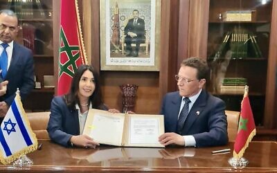 La ministre des Transports Miri Regev (à gauche) avec son homologue marocain Mohamed Abdeljali après la signature d'une série d'accords à Rabat, au Maroc, le 29 mai 2023. (Crédit : Twitter)