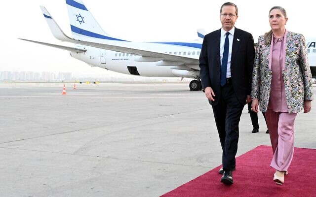 Le président Isaac Herzog et la première dame Michal Herzog à bord de leur vol pour Bakou, en Azerbaïdjan, le 30 mai 2023 (Crédit : Haim Zach/GPO) Le président Isaac Herzog et la première dame Michal Herzog à bord de leur vol pour Bakou, en Azerbaïdjan, le 30 mai 2023 (Crédit : Haim Zach/GPO)
