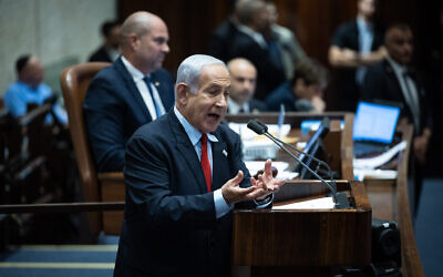 Le Premier ministre Benjamin Netanyahu s'adresse à la Knesset lors d'un débat, à Jérusalem, le 29 mai 2023. (Crédit : Yonatan Sindel/Flash90)