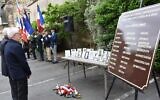 Une plaque inaugurée le 8 mai 2023 à Château-Gontier-sur-Mayenne pour honorer la mémoire de 25 Juifs déportés de Mayenne. (Crédit : Ville de Château-Gontier / Twitter)